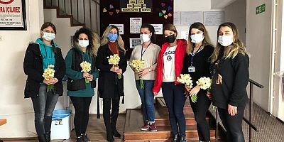 Bergama Belediyesi Nergis çiçeği dağıttı