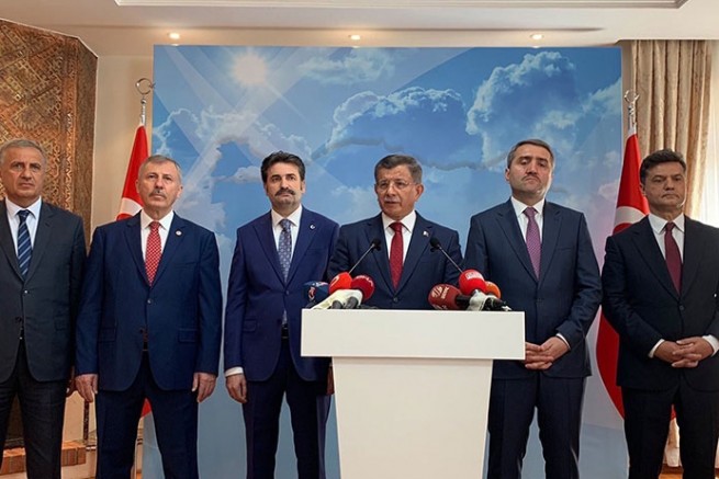 Ahmet Davutoğlu AK Parti'den İstifa Etti