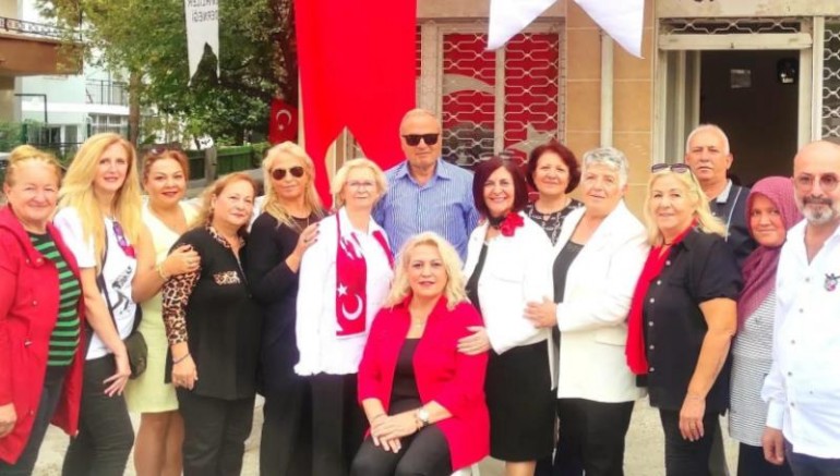 Bayraklı İzmirliler Derneği Cumhuriyetin 100. yılını kutladı