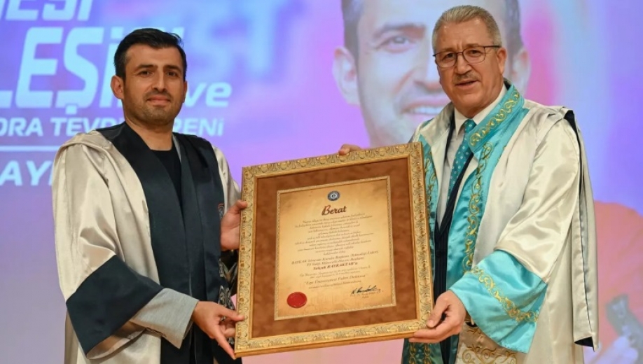Ege Üniversitesi, Selçuk Bayraktar'a 'Fahri Doktora' Unvanı Verdi