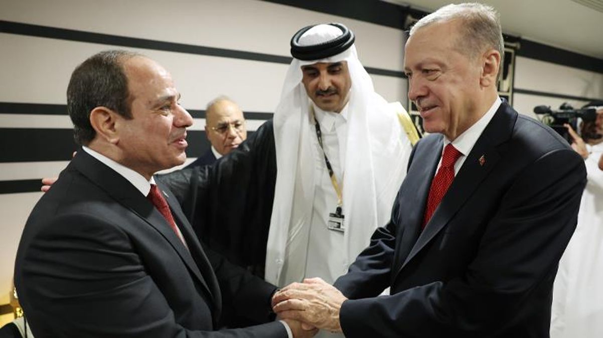 Erdoğan ile Sisi'nin tokalaştığı fotoğraf Yunanistan'ı rahatsız etti! Kahire'ye bugün bir heyet gönderiyorlar