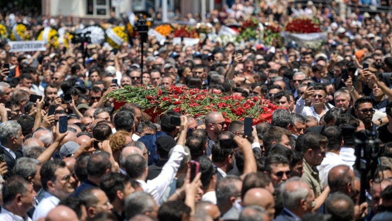 Ferdi Zeyrek gözyaşları ve alkışlarla uğurlandı