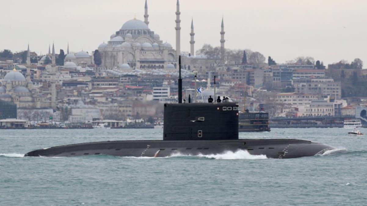 İngilizler provokasyon peşinde! Rus denizaltısının fotoğrafıyla Türkiye'yi taraf gibi göstermeye çalıştılar
