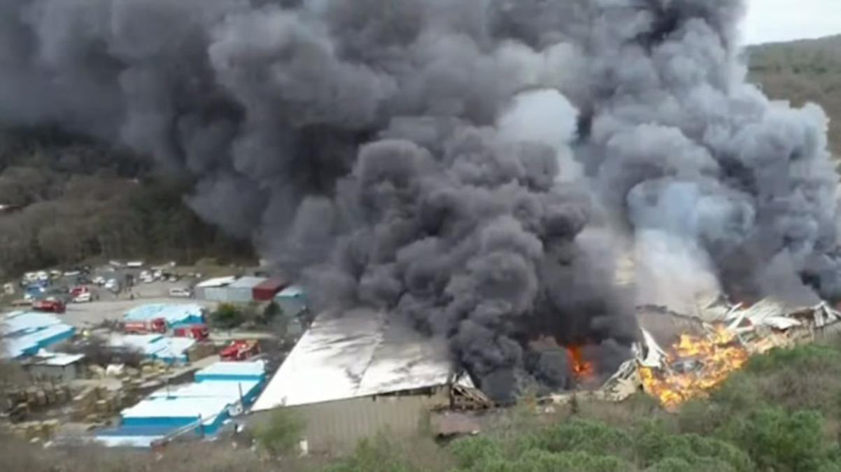 İstanbul Kemerburgaz'daki doğal kaynak suyu tesisinde büyük yangın! Patlama sesleri geliyor