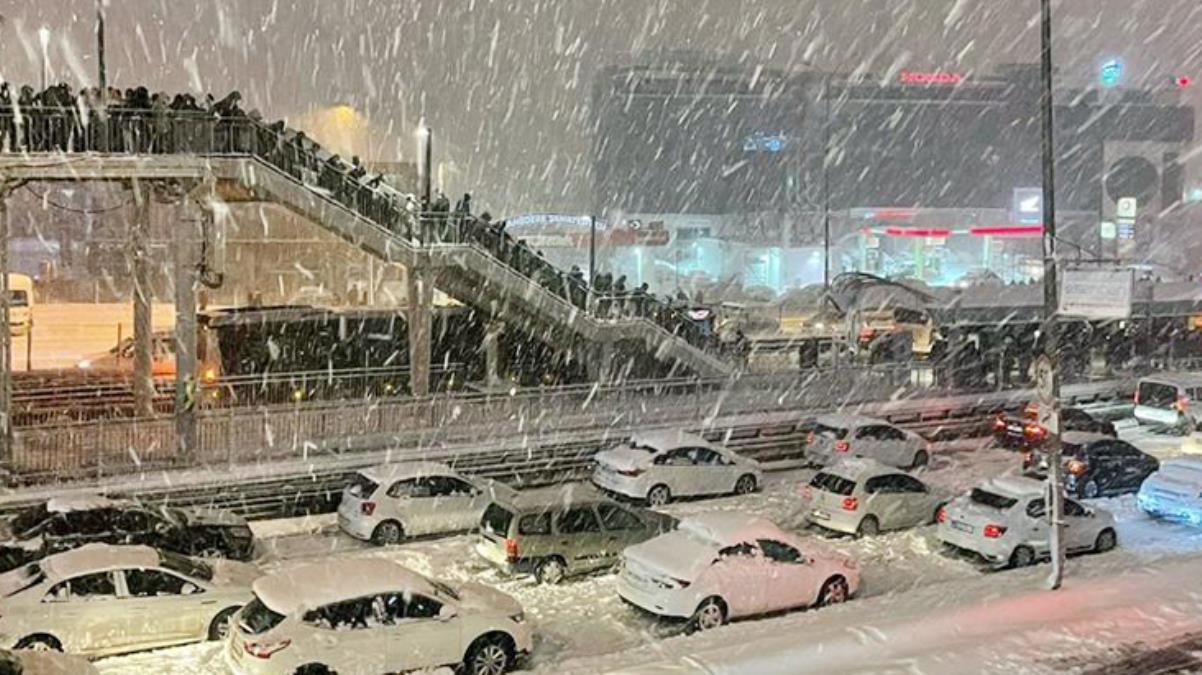 İstanbulda kar yağışı nedeniyle çok sayıda kişi araçlarında mahsur kaldı