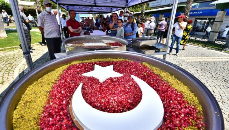 İzmir Büyükşehir Belediyesi aşure bereketini 12 bin kişiyle paylaştı
