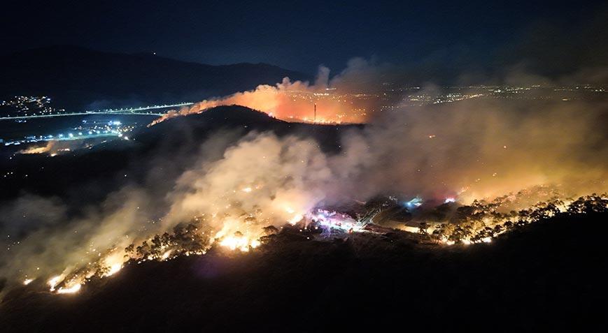 İzmir'de çöplük alanda başlayan yangın ormana sıçradı! Ekipler müdahale ediyor