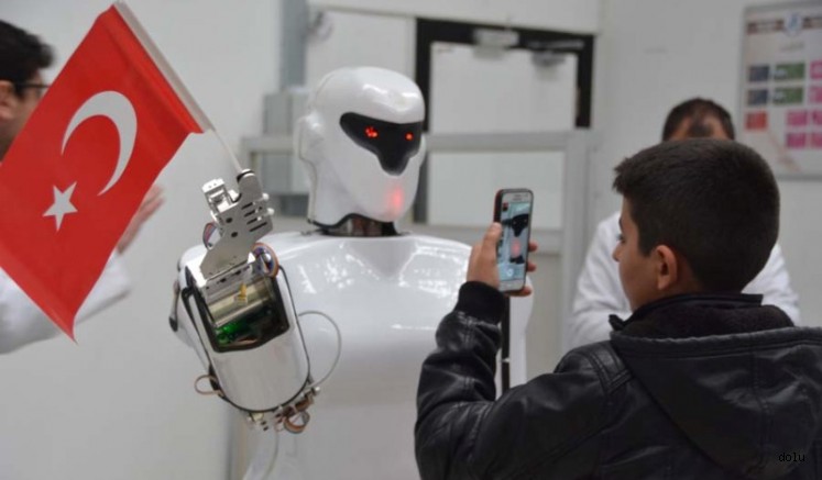 Konya'da Tasarlanan 'Mini Robot ADA': Ben Robot Sofia'dan Daha Zekiyim