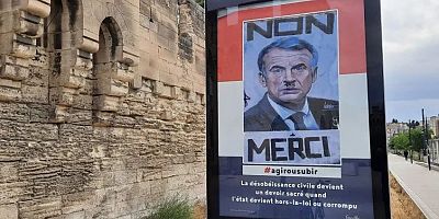 Avrupa'da Demokrasi Var mı? İkiyüzlülüğünü Gösterdiler: Macron'un Hitler'e Benzetildiği Afişler İsyana Teşvik Suçu Sayıldı