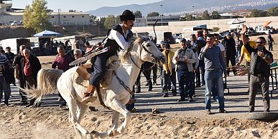 Bornova'da Bir Gelenek Yaşatılıyor: Cumhuriyet Rahvan At Yarışları