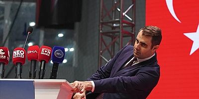 Çağatay Güç konuşma esnasında sahnede yere yığıldı!