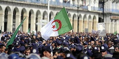 Cezayir'de Fransa'nın sömürge döneminde yapılanların suç kabul edilmesi için kampanya başlatıldı