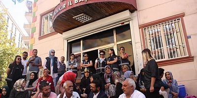 Evlat Nöbetinde ki Anneleri Tehdit Eden HDP Yöneticilerine Soruşturma
