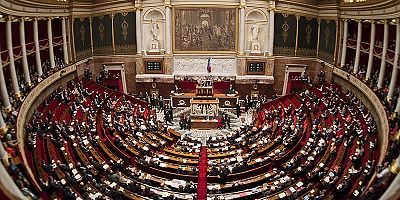 Fransa'da skandal karar! Müslümanları hedef alan yasa Ulusal Meclis'ten geçti!
