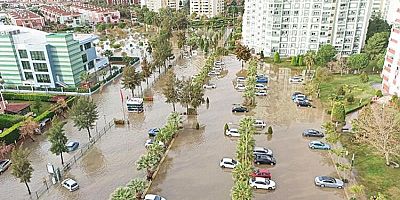 Gün Boyu Devam Eden Deprem Fırtınasından Sonra Şimdi de İzmir Sel Vurdu