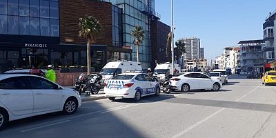 İzmirde bir AVMde silah sesleri! AVM boşaltıldı