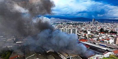 İzmir'de depo yangını! Dumanlar gökyüzünü kapladı