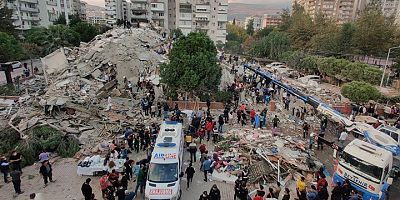İzmirde depremde 49 kişi can verdi. 896 yaralı var