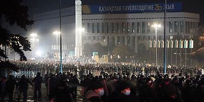 Kazakistan'da tehlikeli provokasyon: Plakasız araçlardan silahlar dağıtıldı