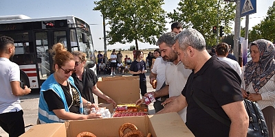 Menemen Belediyesi öğrenci ve velileri yalnız bırakmadı