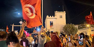 Tunus da Darbe: Ordu Parlamentoyu Kuşattı: Türk Halkı Gibi Darbeye Direnelim Çağrıları