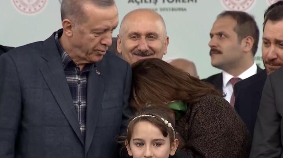 Yanındaki kadın başını omzuna koyup ağladı, Erdoğan'ın şaşkınlığı yüzüne yansıdı